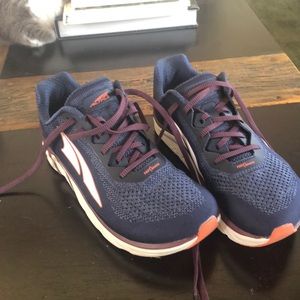Like new altra running shoes 8.5 torin 4 plush
